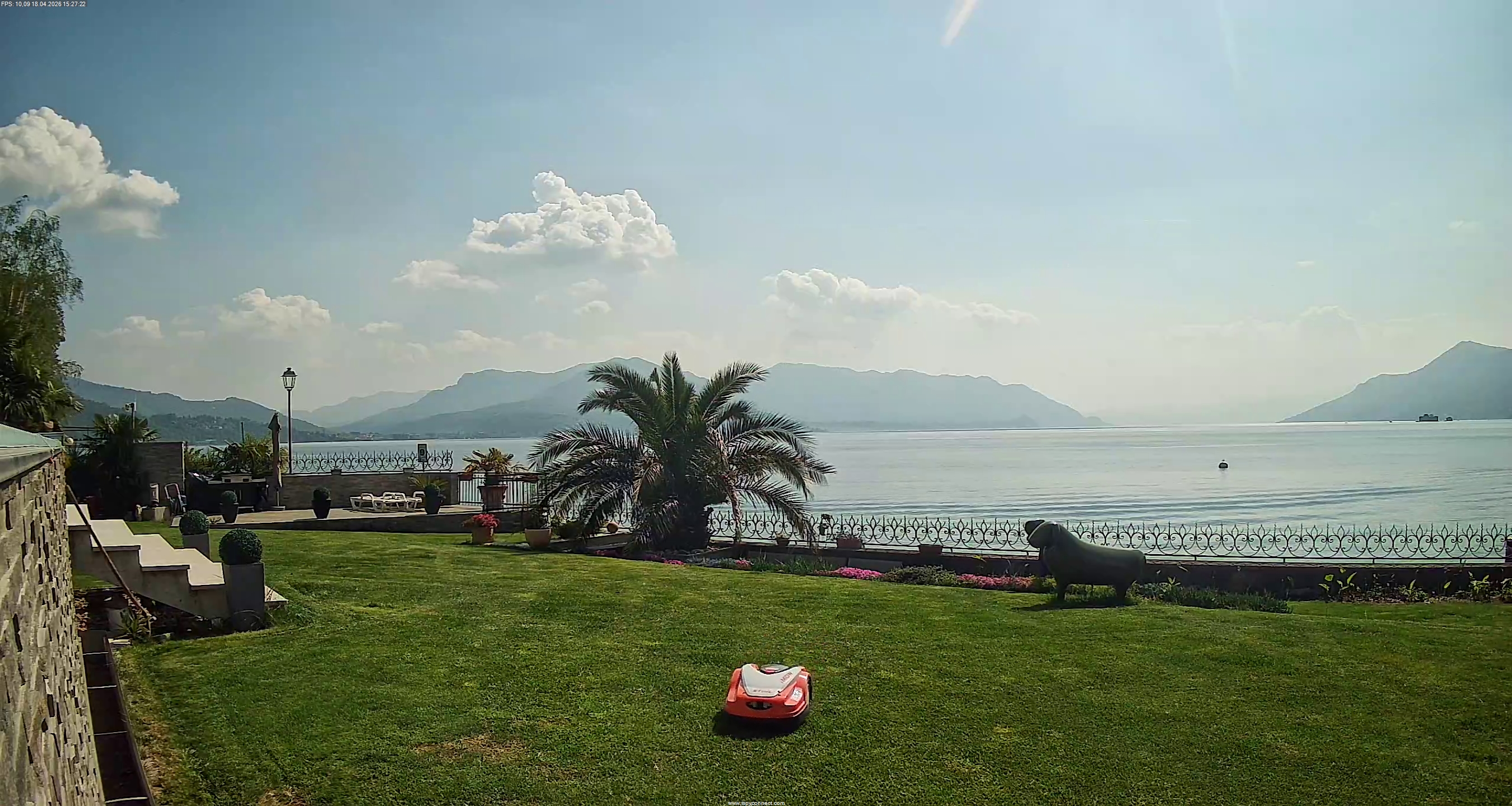 immagine della webcam nei dintorni di Castello Cabiaglio: webcam Maccagno con Pino e Veddasca