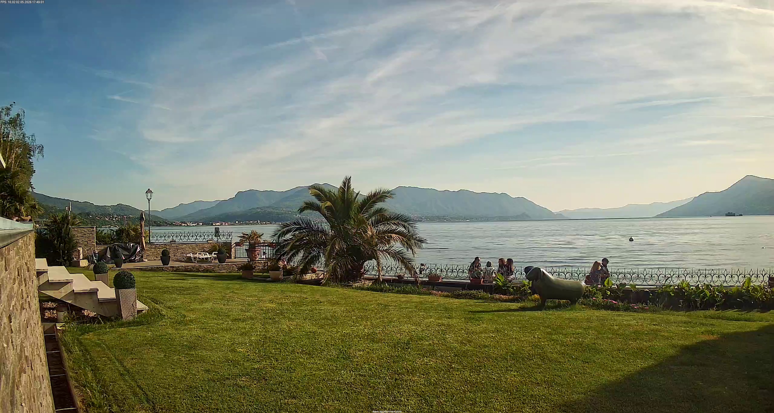 immagine della webcam nei dintorni di Cuasso al Monte: webcam Maccagno con Pino e Veddasca