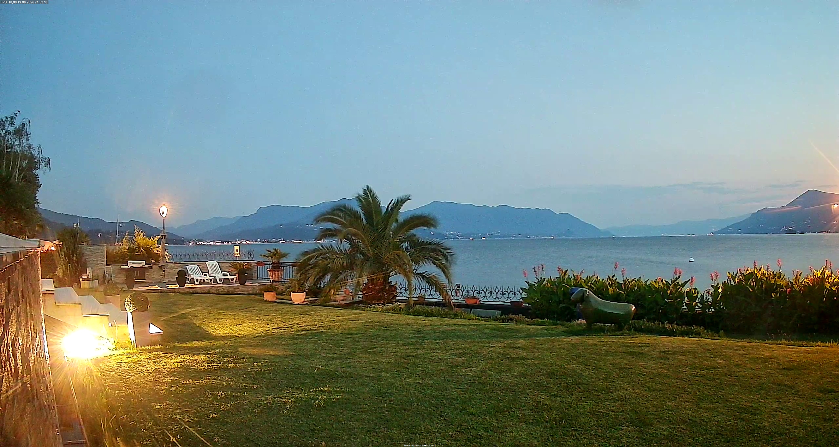 immagine della webcam nei dintorni di Trarego Viggiona: webcam Maccagno con Pino e Veddasca
