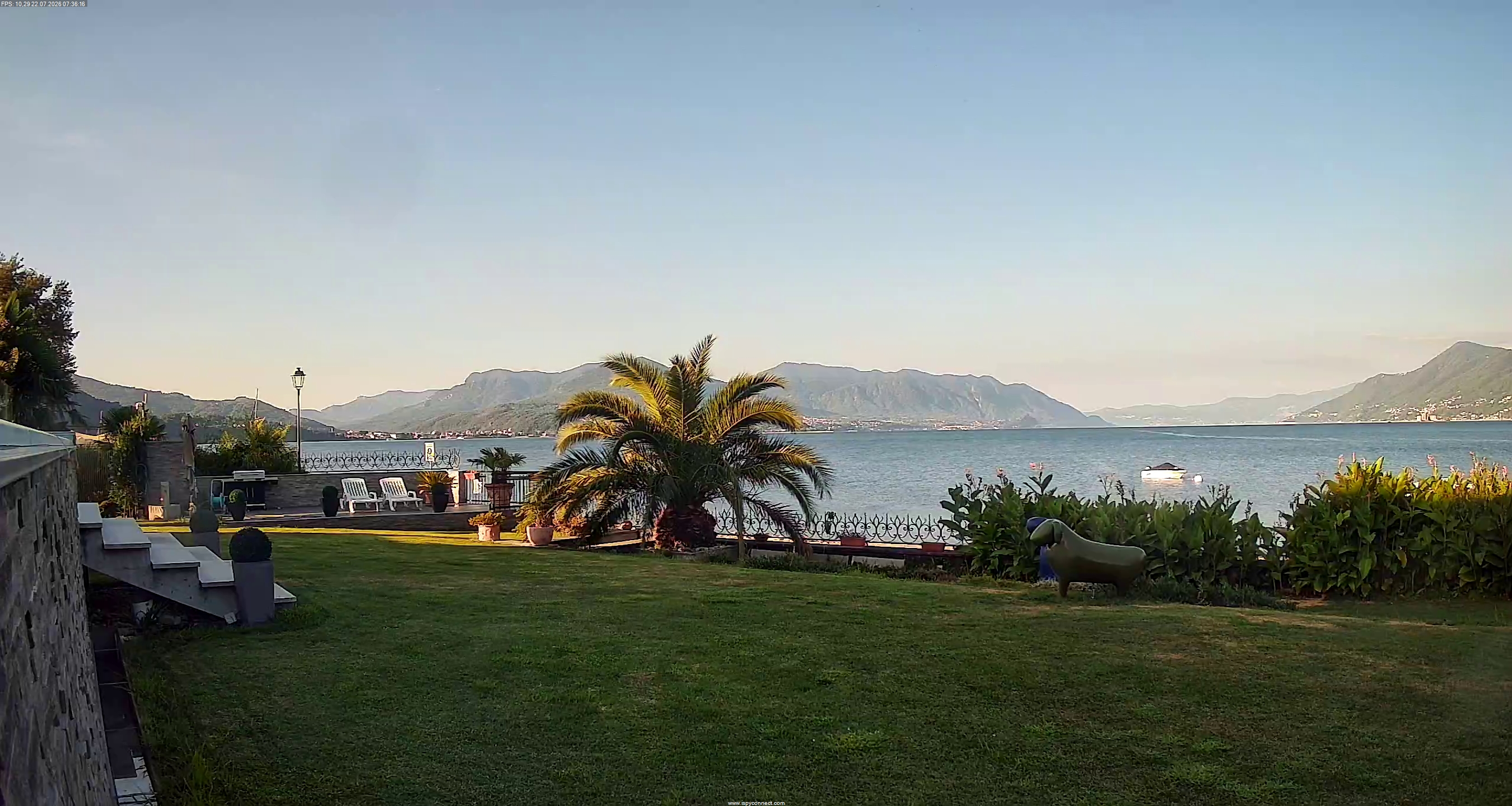 immagine della webcam nei dintorni di Castello Cabiaglio: webcam Maccagno con Pino e Veddasca